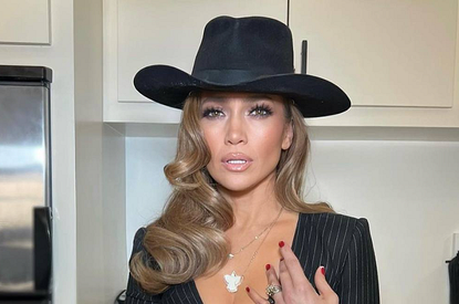 Дженнифер Лопес вышла в свет в жакете российского бренда