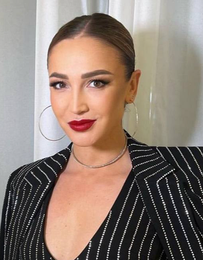 «Счастье внутри меня»: Ольга Бузова показала округлившийся живот (фото)