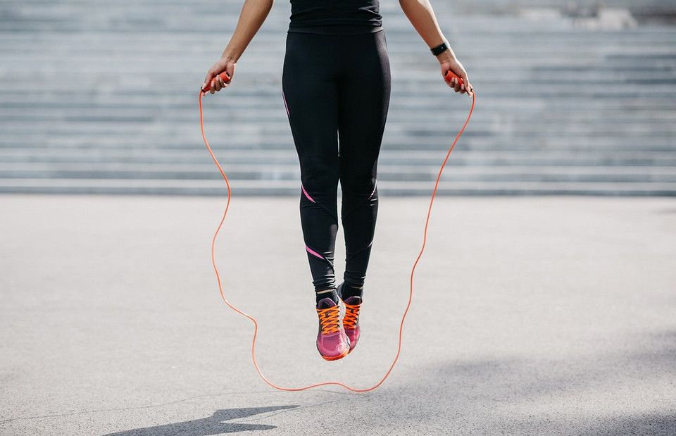 Прыжки через скакалку: как похудеть, используя только ее и тратя всего 15 минут в день