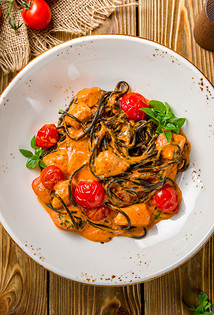 Черные спагетти с лососем в сливочно-томатном соусе