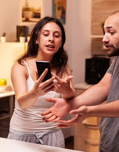 «Муж уничтожил меня как личность»: истории о людях, которые стали жертвами контрол-фриков (бонус: комментарии психологов)