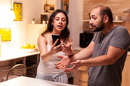 «Муж уничтожил меня как личность»: истории о людях, которые стали жертвами контрол-фриков (бонус: комментарии психологов)