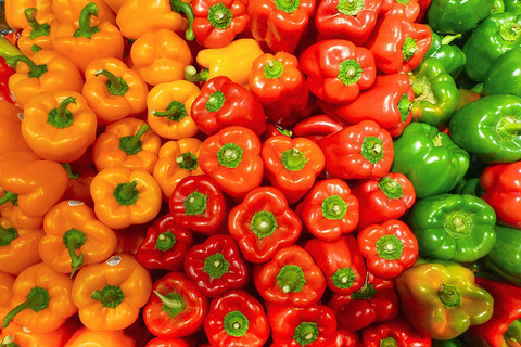 Все болгарские перцы — зеленый, желтый, красный и оранжевый — содержат больше витамина С, чем апельсин, в диапазоне от 95 мг в зеленом перце до целых 341 мг в желтом. Они также низкокалор...
