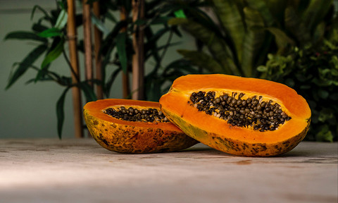 Как и ее тропические собратья манго и ананас, папайя является лидером по содержанию витамина С — в одном маленьком фрукте содержится 95 мг. Он также содержит ферменты папаин и химопапаин,...