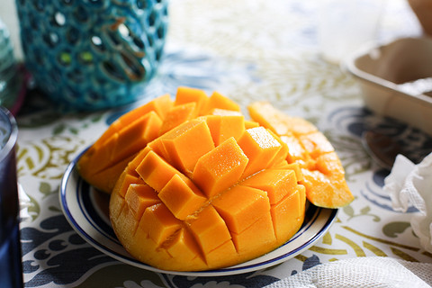 Сладкие, сочные манго содержат 72,8 мг витамина С на фрукт. Они также являются мощным источником зеаксантана, антиоксиданта, который помогает сохранить глаза здоровыми, отфильтровывая вре...