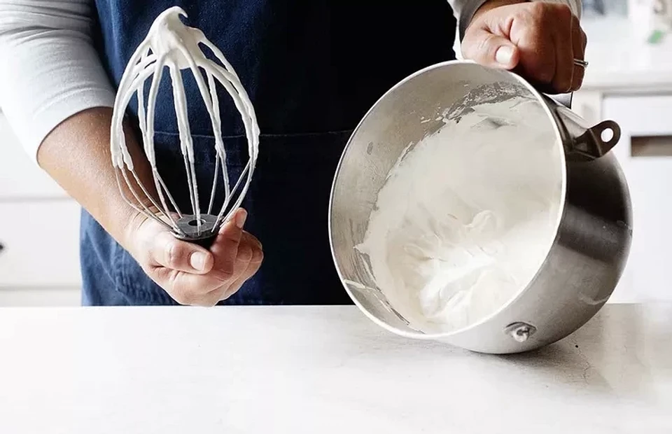 Как правильно взбивать сливки для крема: 4 способа