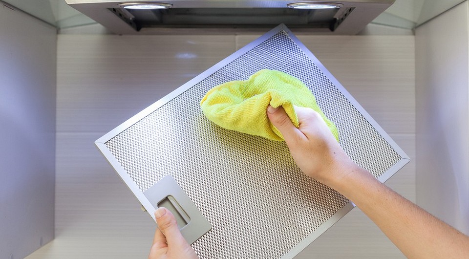 15 простых и эффективных способов почистить вытяжку на кухне