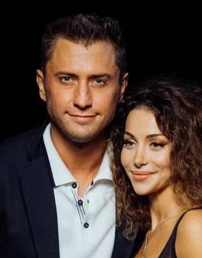 Супруга Прилучного впервые показала округлившийся живот (фото)