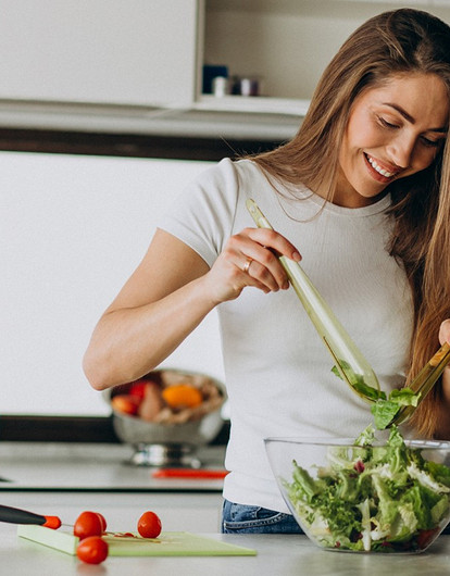 Угости подруг: 3 простых и вкусных салата к 8 Марта от шеф-повара