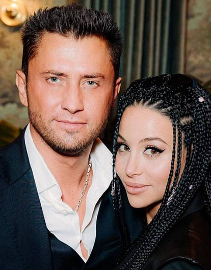 Беременная жена Прилучного показала округлившиеся формы в облегающем боди (фото)