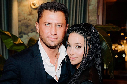 Беременная жена Прилучного показала округлившиеся формы в облегающем боди (фото)