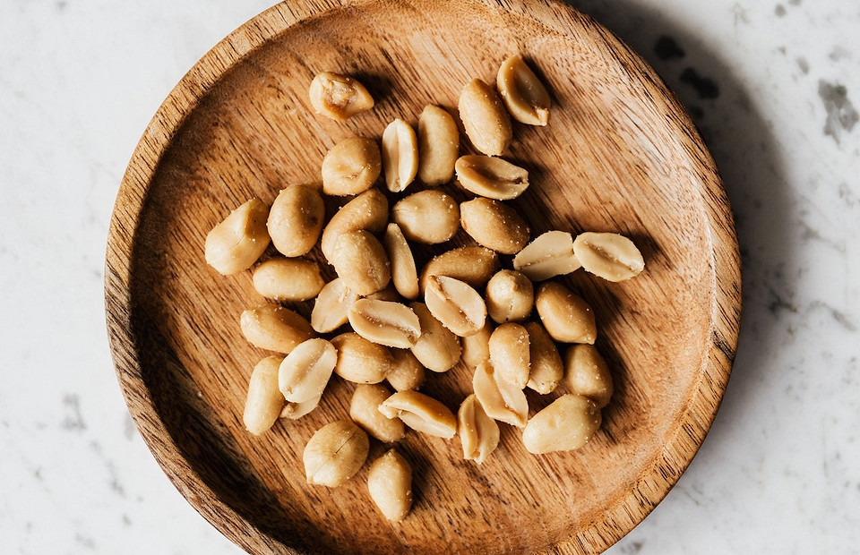 Как вкусно и быстро пожарить арахис: на сковороде, в духовке и микроволновке