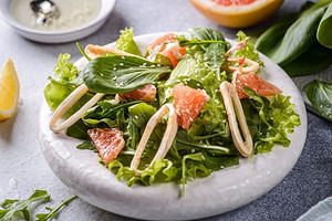 Простые и вкусные салаты из кальмаров: 11 рецептов с фото