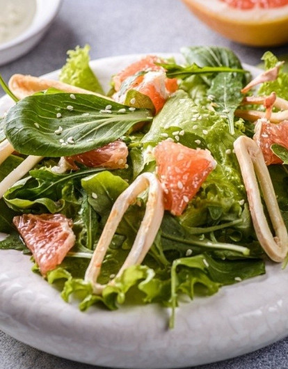 Простые и вкусные салаты из кальмаров: 11 рецептов с фото