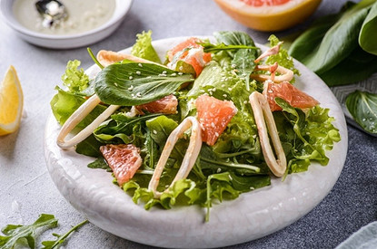 Простые и вкусные салаты из кальмаров: 11 рецептов с фото