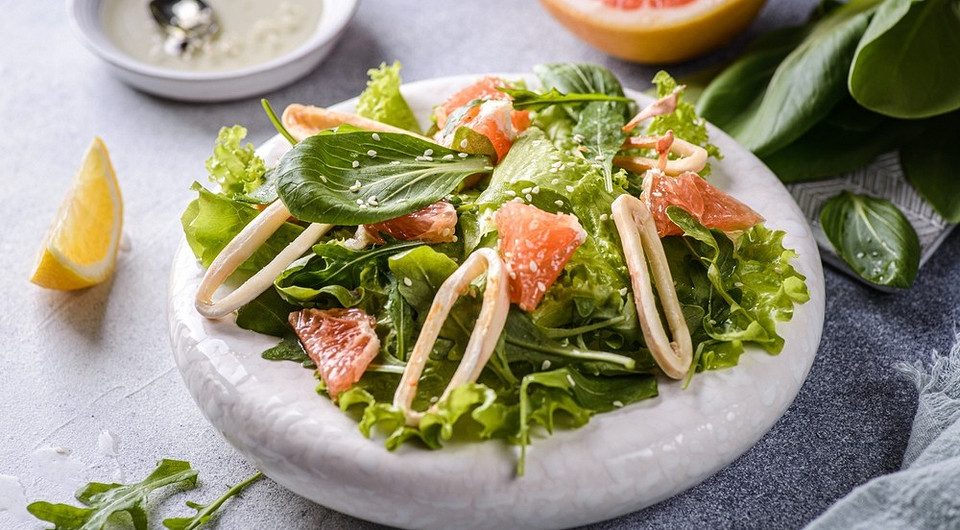 Простые и вкусные салаты из кальмаров: 11 рецептов с фото