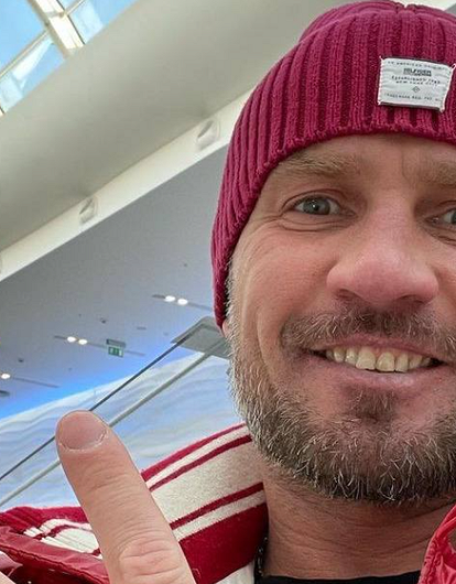 «Некроз перешел на стопы»: Роману Костомарову могут ампутировать ногу