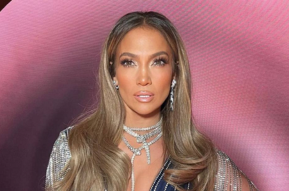 Аффлек потерял дар речи: Дженнифер Лопес появилась на «Грэмми» в платье с экстремальным декольте (фото)