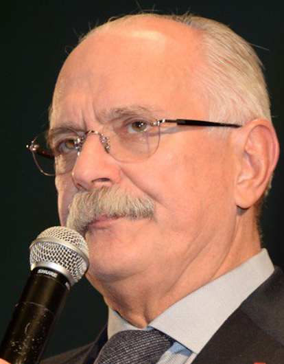 Никита Михалков впервые вышел на сцену после болезни