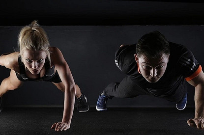 Как правильно отжиматься от пола девушкам: полный обзор и программа на месяц