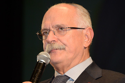 Никита Михалков впервые вышел на сцену после болезни