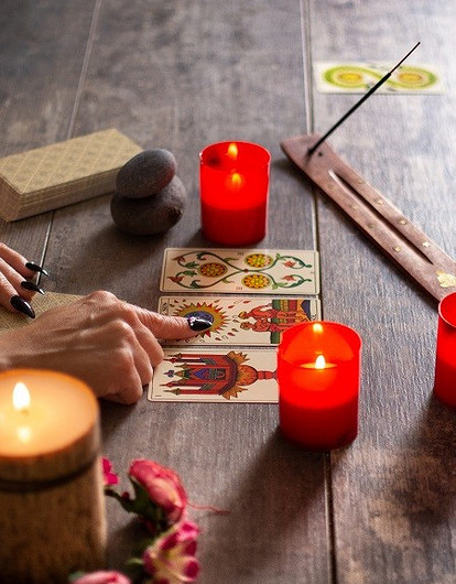 Как гадать на картах Таро: 4 простых расклада для начинающих