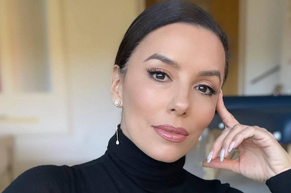 Ева Лонгория примерила идеальный брючный костюм на весну