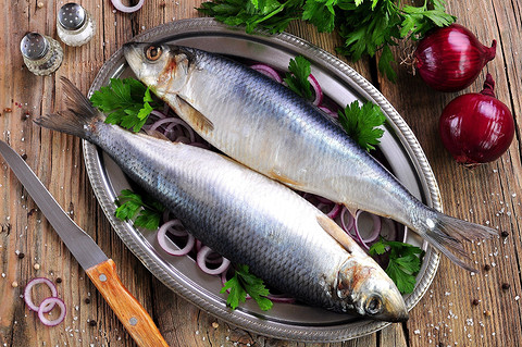 Любимая рыба на нашем столе. 100 г атлантической сельди содержит около 600 МЕ витамина D и много Омега-3 жирных кислот. При этом рыбу лучше варить, тушить или готовить на пару (но не жари...