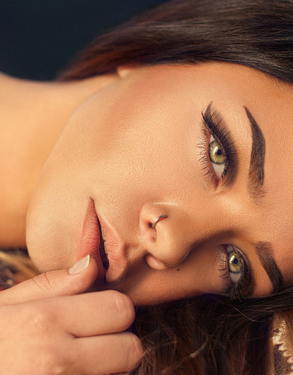 Пересаживать или ламинировать: дерматолог рассказывает, как обзавестись соболиными бровями