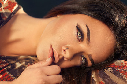 Пересаживать или ламинировать: дерматолог рассказывает, как обзавестись соболиными бровями