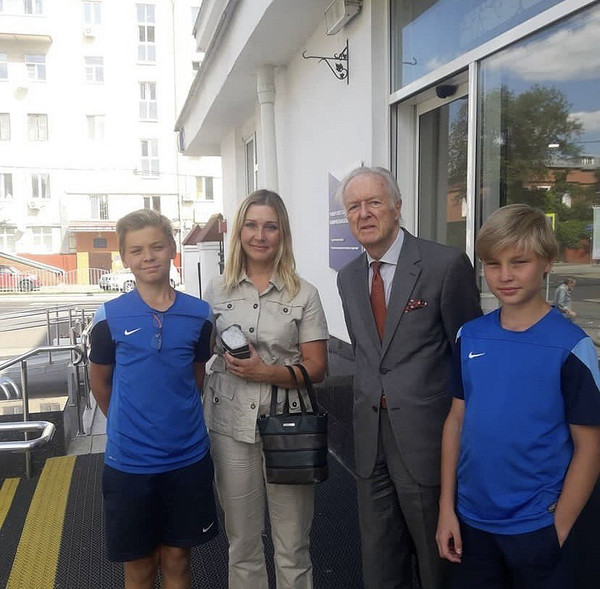 Анна со своими сыновьями Вячеславом и Георгием