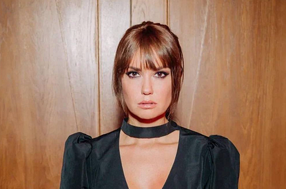 Не смогла заменить Варнаву: Агату Муцениеце раскритиковали после дебюта в кабаре-шоу