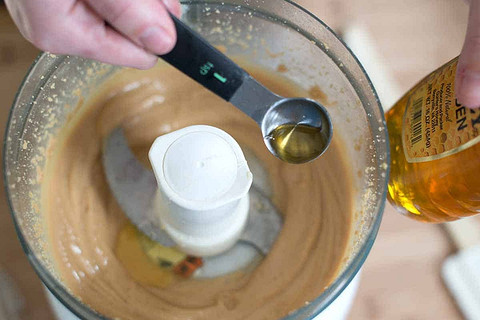 Чтобы арахис превратился в однородную массу, нужно будет добавить масло. Подойдет любое нейтральное: растительное, кокосовое или арахисовое. Добавляй медленно, по 1 столовой ложке за раз....
