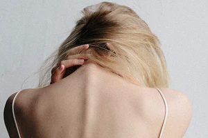 Боль в шее: почему возникает, как ее убрать и сделать так, чтобы она не возвращалась