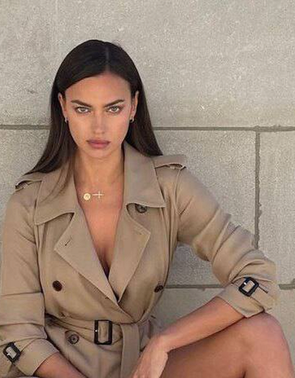 Ирина Шейк написала свое имя на обнаженной груди (фото)