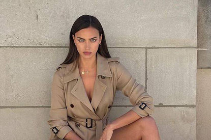 Ирина Шейк написала свое имя на обнаженной груди (фото)