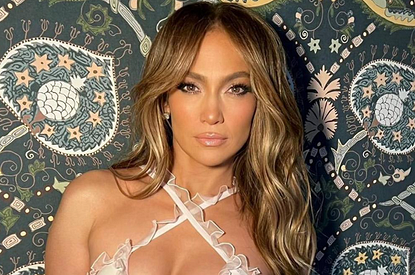 Глаз не отвести: Дженнифер Лопес снялась в откровенной фотосессии