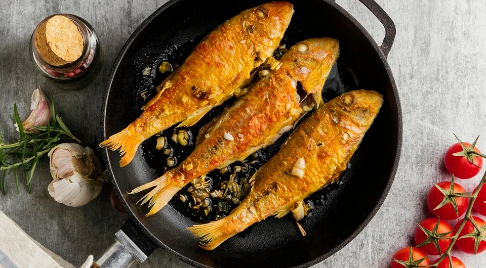 Жареная рыба минтай на сковороде в панировке