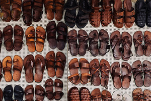 Рыбацкие сандалии: как «дедушкина» обувь покорила подиумы