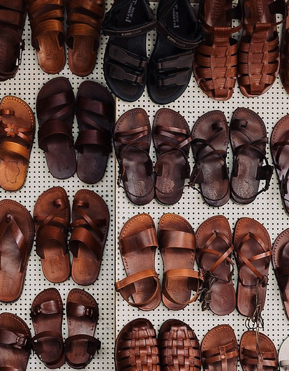 Рыбацкие сандалии: как «дедушкина» обувь покорила подиумы