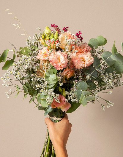 Как красиво оформить букет на 8 Марта: 4 простых способа (видео)