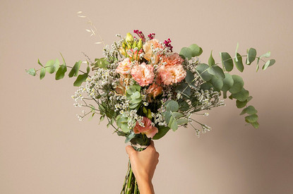 Как красиво оформить букет на 8 Марта: 4 простых способа (видео)