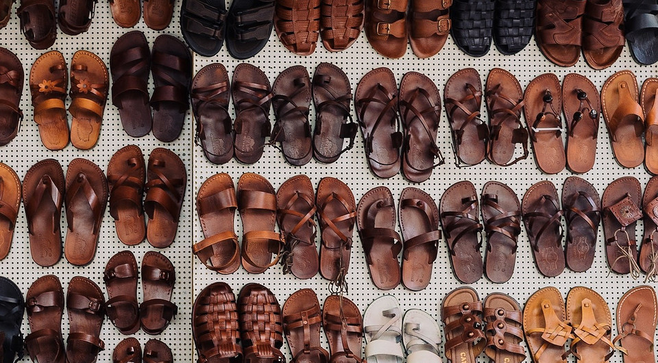 Рыбацкие сандалии: как «дедушкина» обувь покорила подиумы