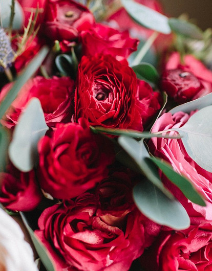 Искусственные цветы — не моветон: 5 мест в доме, где они будут смотреться стильно