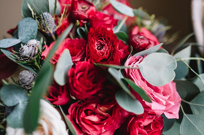 Искусственные цветы — не моветон: 5 мест в доме, где они будут смотреться стильно