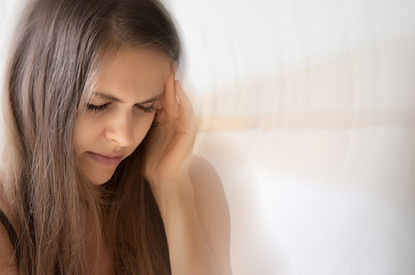 Почему когда резко встаешь с постели, кружится голова (и как с этим справиться)