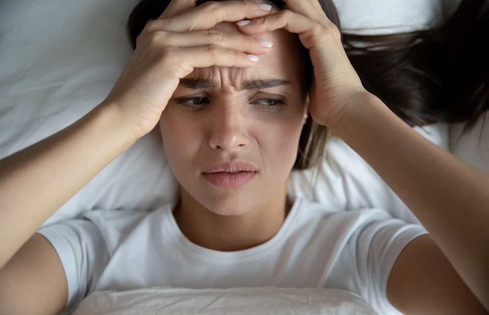 Почему когда резко встаешь с постели, кружится голова (и как с этим справиться)