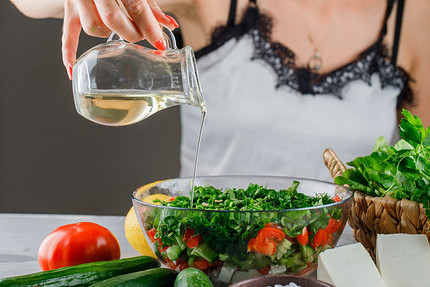 25 рецептов заправок для салатов из овощей, которые легко сделать самой