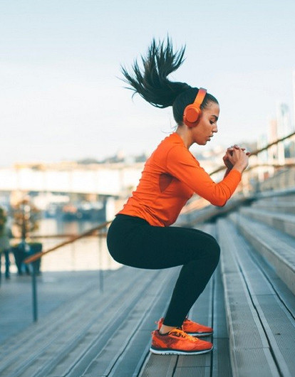 Чем фитнес на улице полезнее обычного (и как правильно подобрать для него одежду)