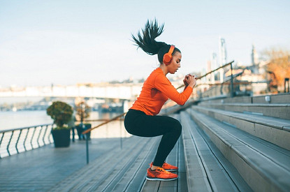 Чем фитнес на улице полезнее обычного (и как правильно подобрать для него одежду)